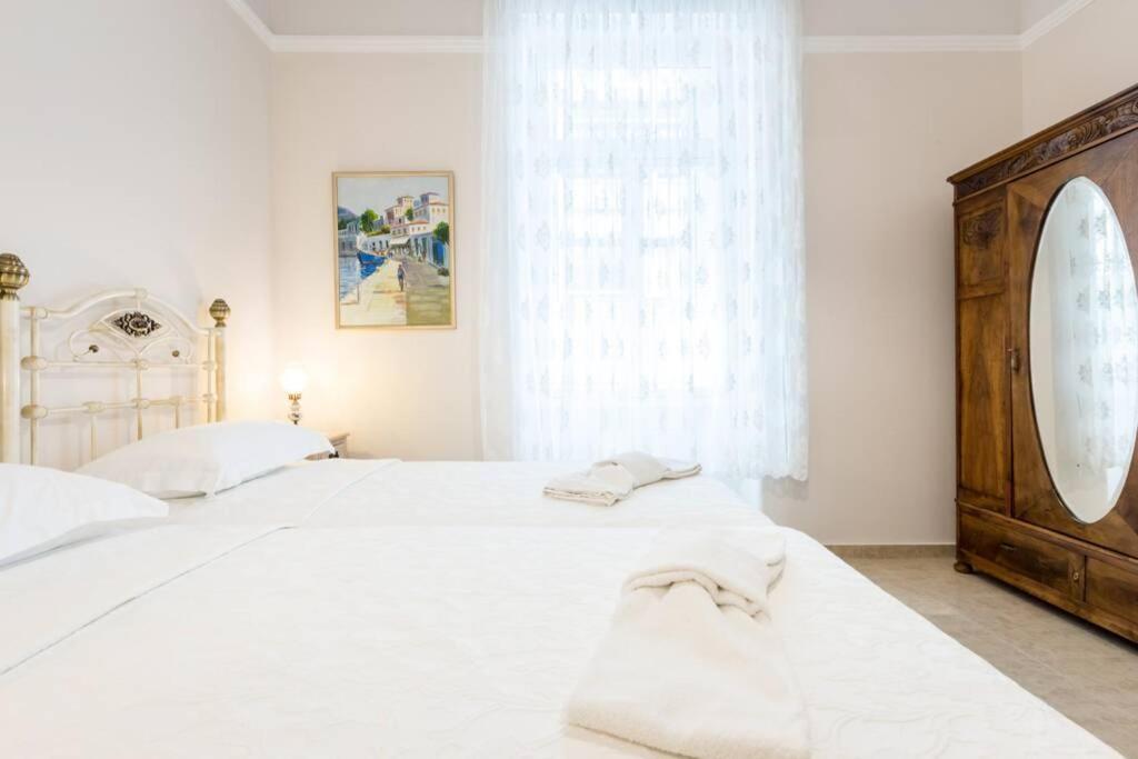 Neoclassical Apartment With 2 Bedrooms In El Pireo Exterior foto