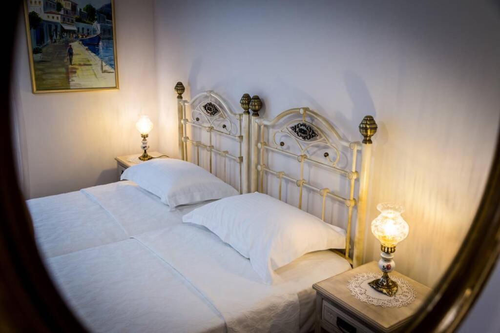 Neoclassical Apartment With 2 Bedrooms In El Pireo Exterior foto