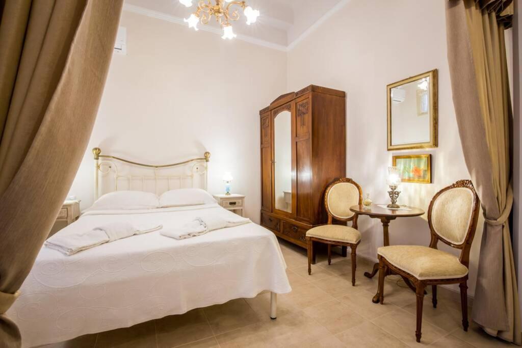 Neoclassical Apartment With 2 Bedrooms In El Pireo Exterior foto