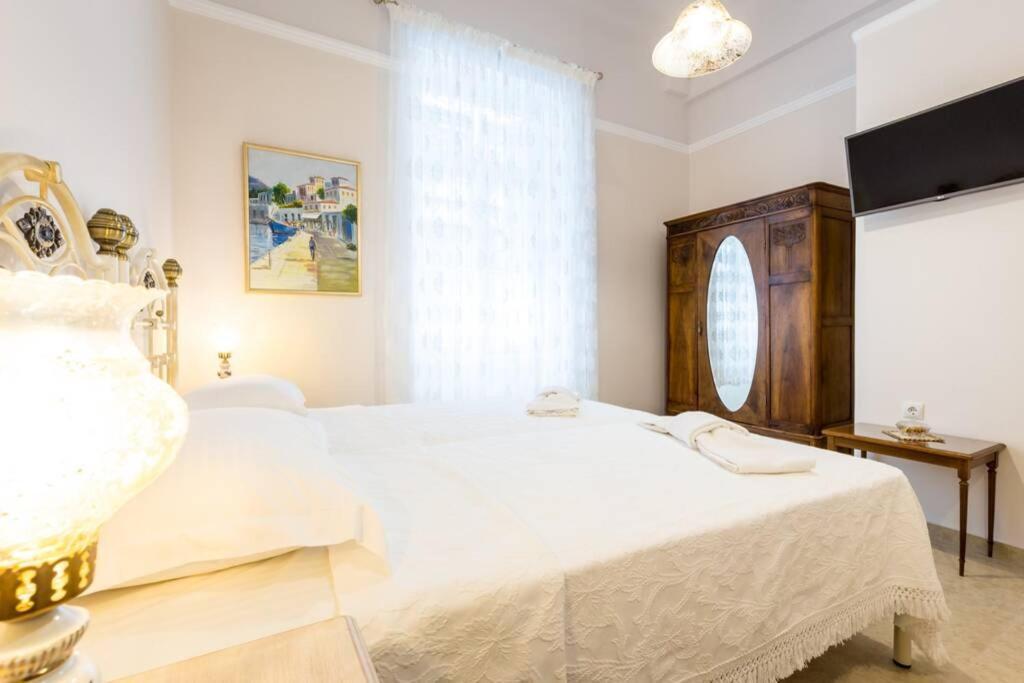 Neoclassical Apartment With 2 Bedrooms In El Pireo Exterior foto