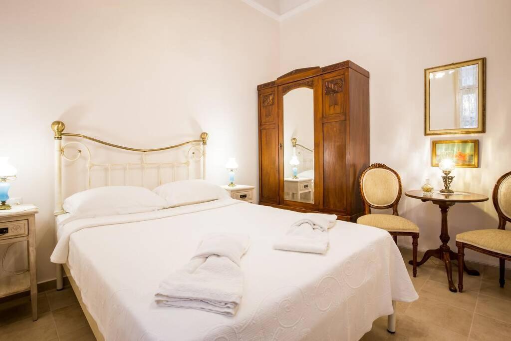 Neoclassical Apartment With 2 Bedrooms In El Pireo Exterior foto