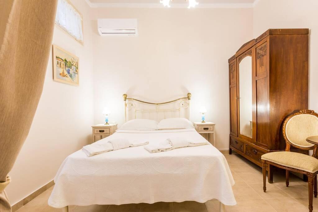 Neoclassical Apartment With 2 Bedrooms In El Pireo Exterior foto
